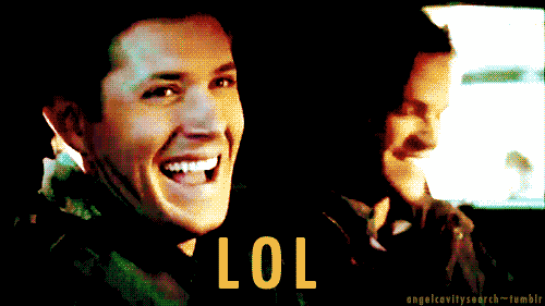 Dean Winchester rindo e depois logo ficando com a cara séria