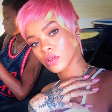 rihanna-cabelo-rosa (Instagram)