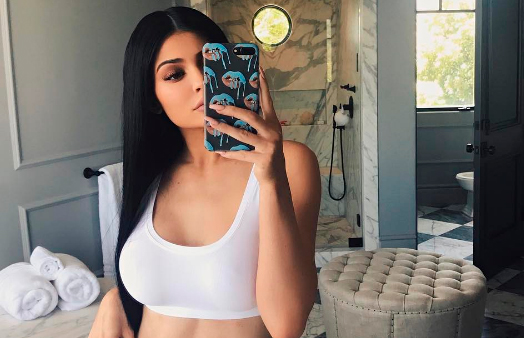 Kylie Jenner finalmente mostra como é o seu cabelo ao natural