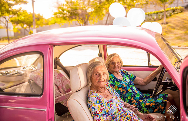 Gêmeas comemoram 100 anos com festa rosa e vestidas de princesas!