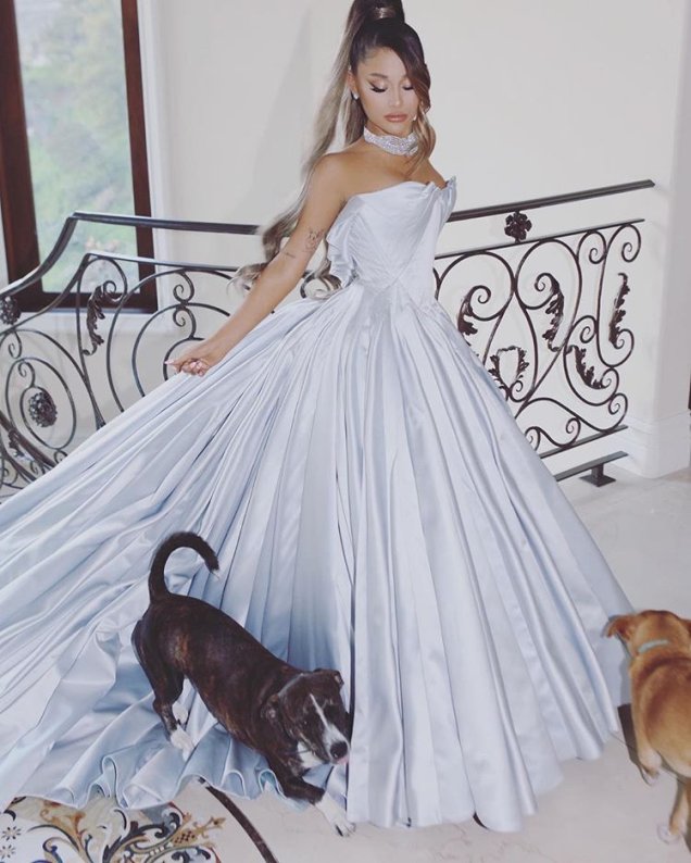 2019 - Lembra do look que Ariana quase usou no Grammy? Ela não compareceu à cerimônia, mas mesmo assim fez fotos posando com seu vestido incrível criado pelo estilista Zac Posen.