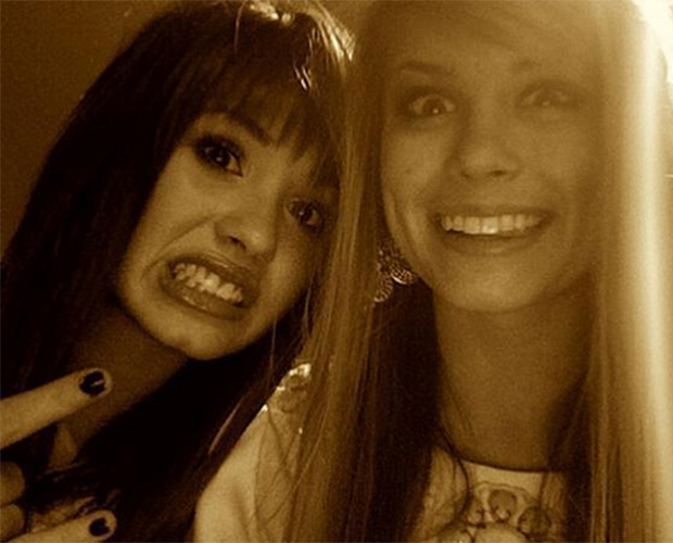 Sabia que a Demi Lovato e a Carlson Young eram melhores amigas?