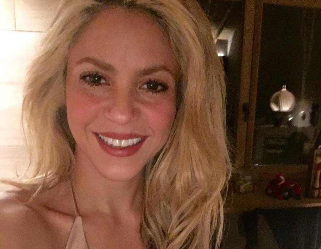Shakira posando para selfie