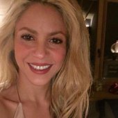 Shakira posando para selfie