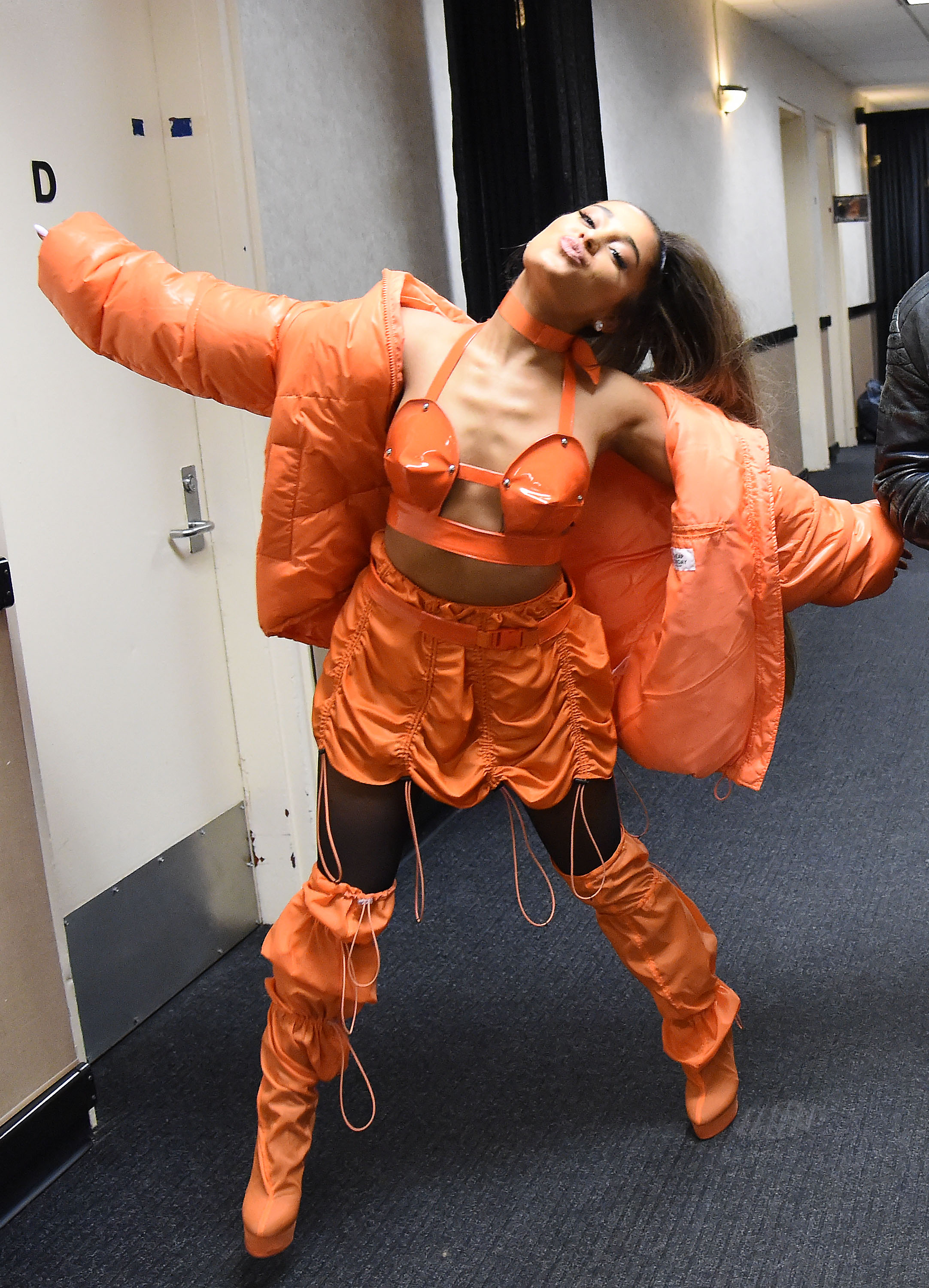 ariana-grande-look-laranja-sweetener-tour