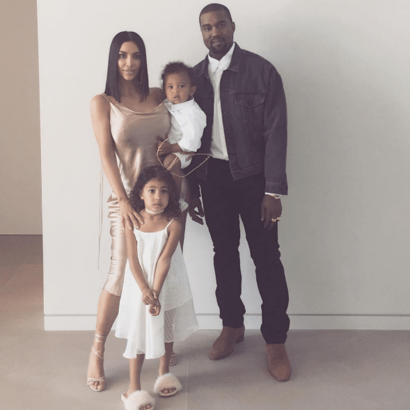 Kim Kardashian e Kanye West contratam barriga de aluguel