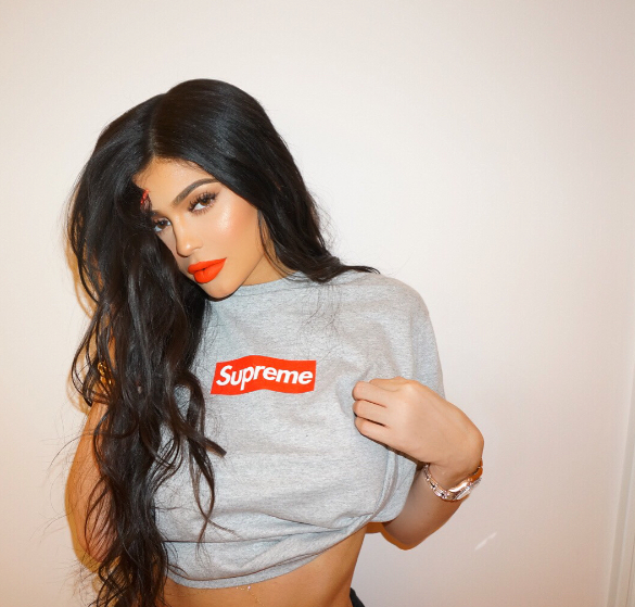 Kylie Jenner usando camiseta Supreme