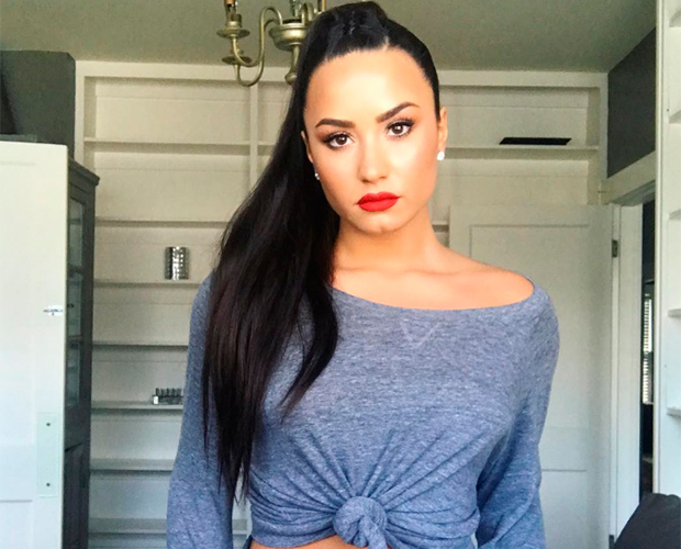 Demi Lovato de rabo de cavalo alto