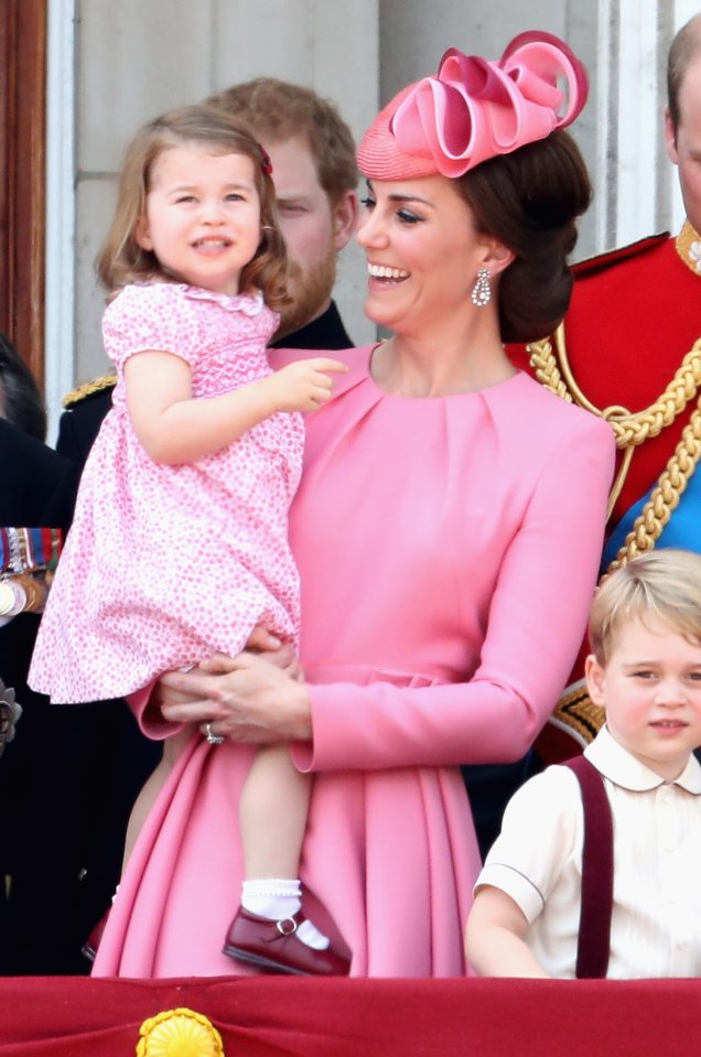 Fofura dupla: Kate Middleton e a princesa Charlotte representando a realeza!