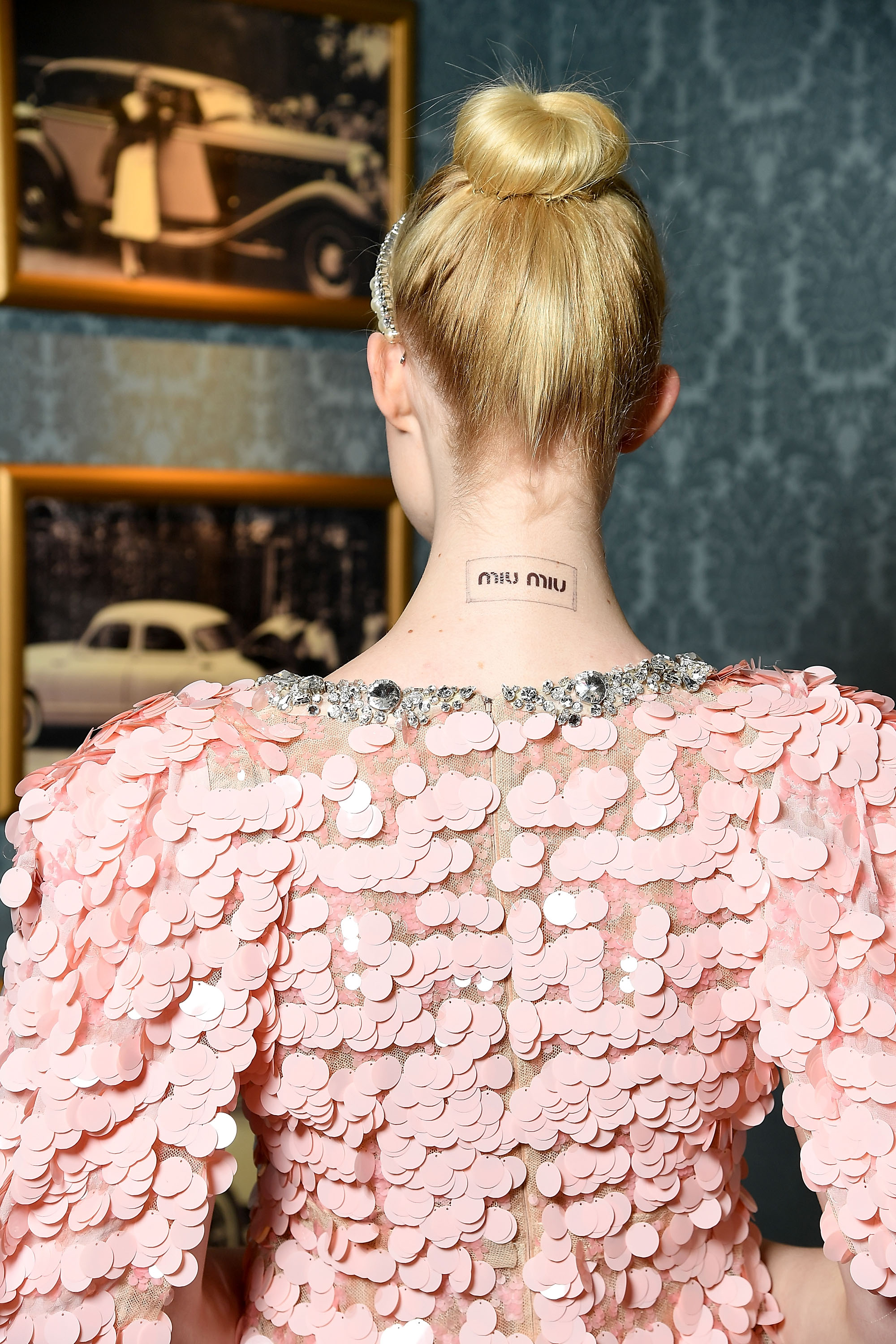 A tattoo fake é a nova aposta fashionista da Elle Fanning Capricho