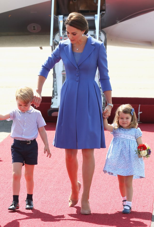 Kate Middleton combinando tons de azul com o príncipe George e a princesa Charlotte (faltou o caçula, o príncipe Louis). É muita fofura!