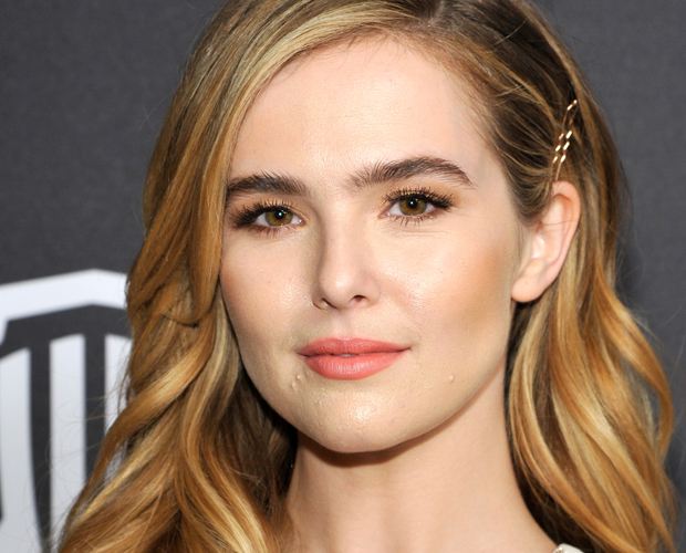 penteado grampo a mostra zoey deutch