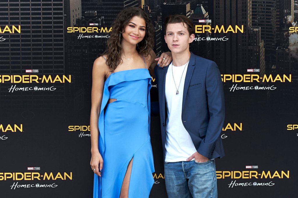 Zendaya e Tom Holland durante divulgação de Homem-Aranha: De Volta ao Lar na Espanha; ela usa um vestido azul e ele usa camiseta branca com blazer azul escuro