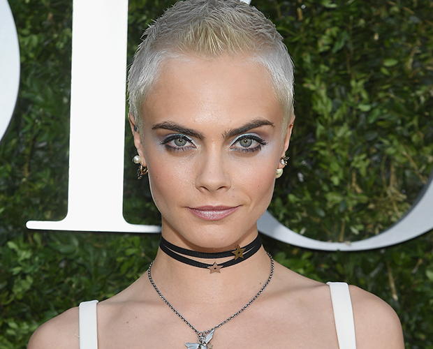 cara delevingne cabelo curto loiro