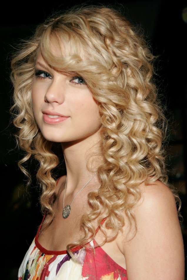 Quem não lembra dos cachinhos de Taylor? Em 2007, a cantora estava divulgando o álbum "Taylor Swift" e os cachos bem fechados marcaram essa primeira fase
