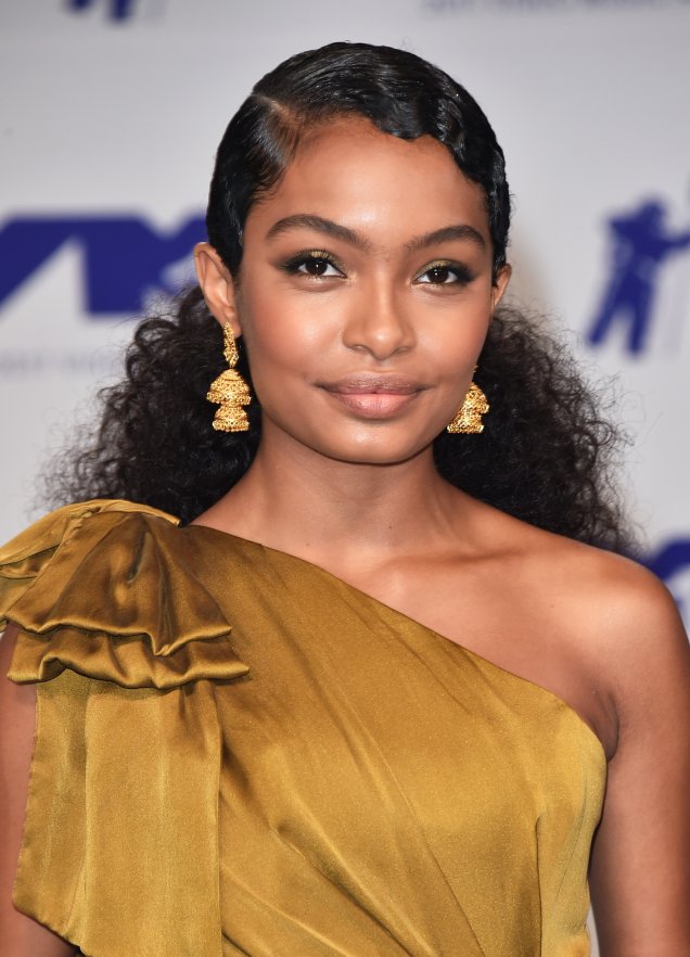 Yara Shahidi usou apenas tons terrosos em seu make. Para abrir o olhar, usou uma sombra dourada do meio da pálpebra até o cantinho interno do olho. Linda, né?