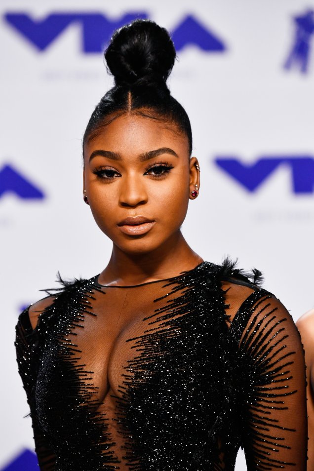 Normani Kordei lacrou a premiação com um coque bem alto e tons terrosos no make, tanto nos olhos quanto nos lábios. Normani Kordei lacrou a premiação com um coque bem alto e tons terrosos no make, tanto nos olhos quanto nos lábios.