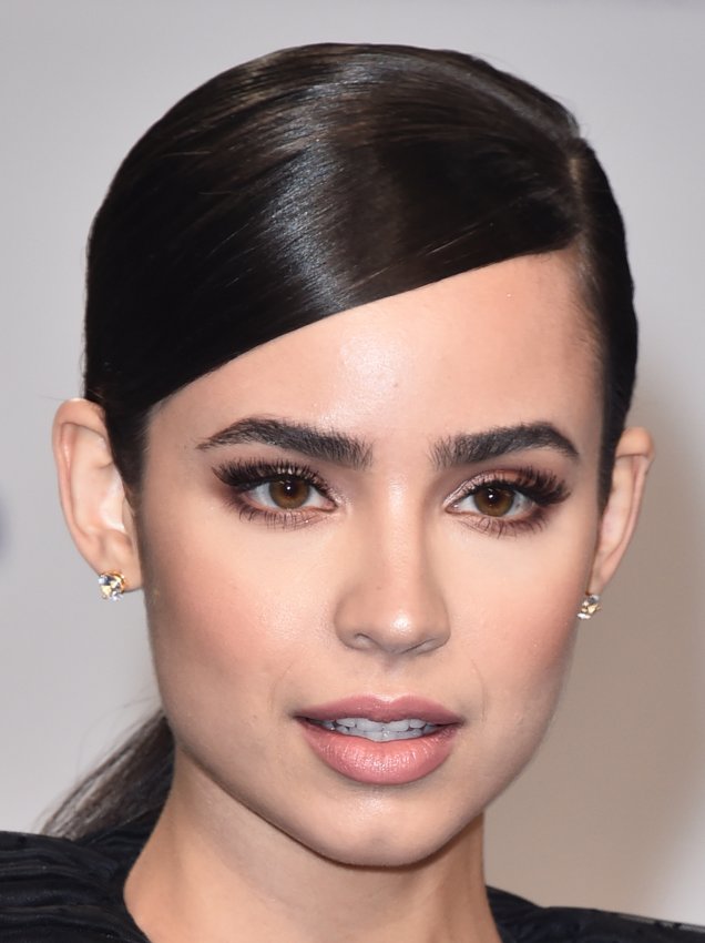 Sofia Carson usou uma sombra marrom nos cantos exteriores dos olhos, o que abre o olhar. Além disso, apostou nos cílios postiços e na sobrancelha um pouco bagunçadinha. Ficou maravilhosa!