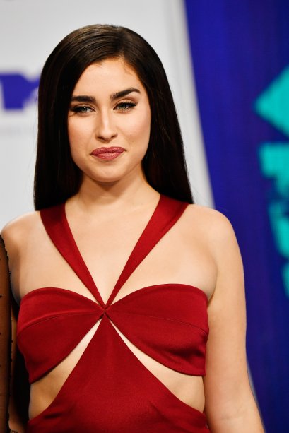 Lauren Jauregui apareceu com os cabelos ainda bem longos, acabando com as suspeitas de que ela teria aderido também ao long bob. Ela apostou em um make bem natural e nada carregado. O destaque ficou para o batom cremoso rosa queimado!