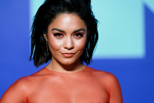 Vanessa Hudgens sempre está impecável nos eventos que aparece. Ela combinou seu look vermelho com uma maquiagem também nesse tom nos olhos (além de colocar um pouco de glitter em sua pálpebra).