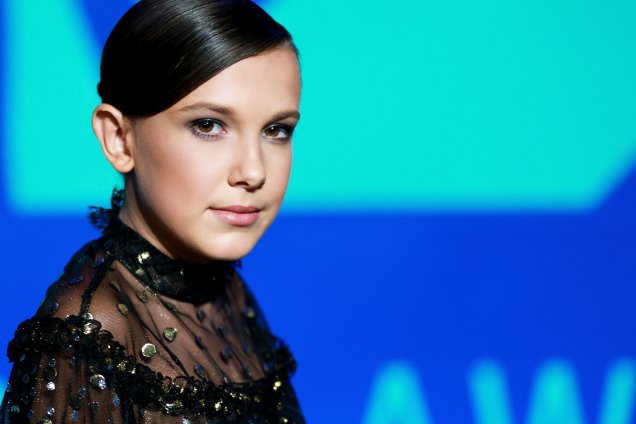A maquiagem de Millie Bobby Brown foi bem suave e natural. Apenas com um pouquinho de blush, um gloss rosado e um delineado bem rente aos cílios, ela apareceu deslumbrante no tapete vermelho. A maquiagem de Millie Bobby Brown foi bem suave e natural. Apenas com um pouquinho de blush, um gloss rosado e um delineado bem rente aos cílios, ela apareceu deslumbrante no tapete vermelho.