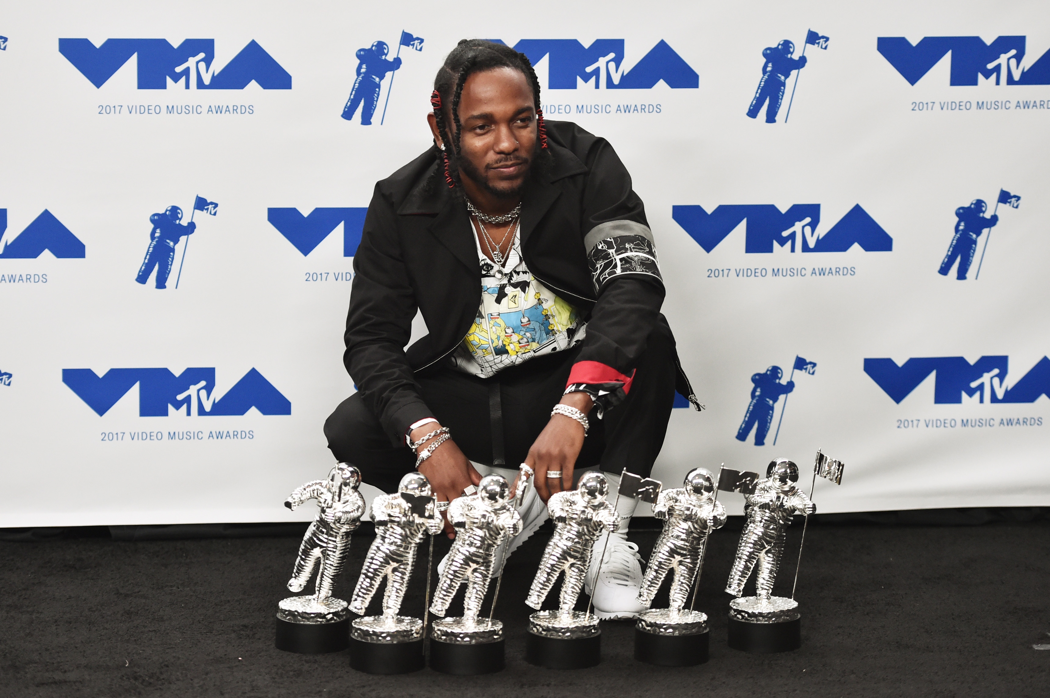 kendrick-lamar-vma-2017-trofeus