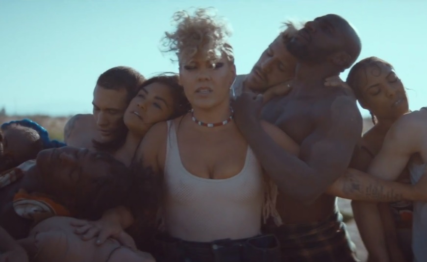 pink-what-about-us-clipe