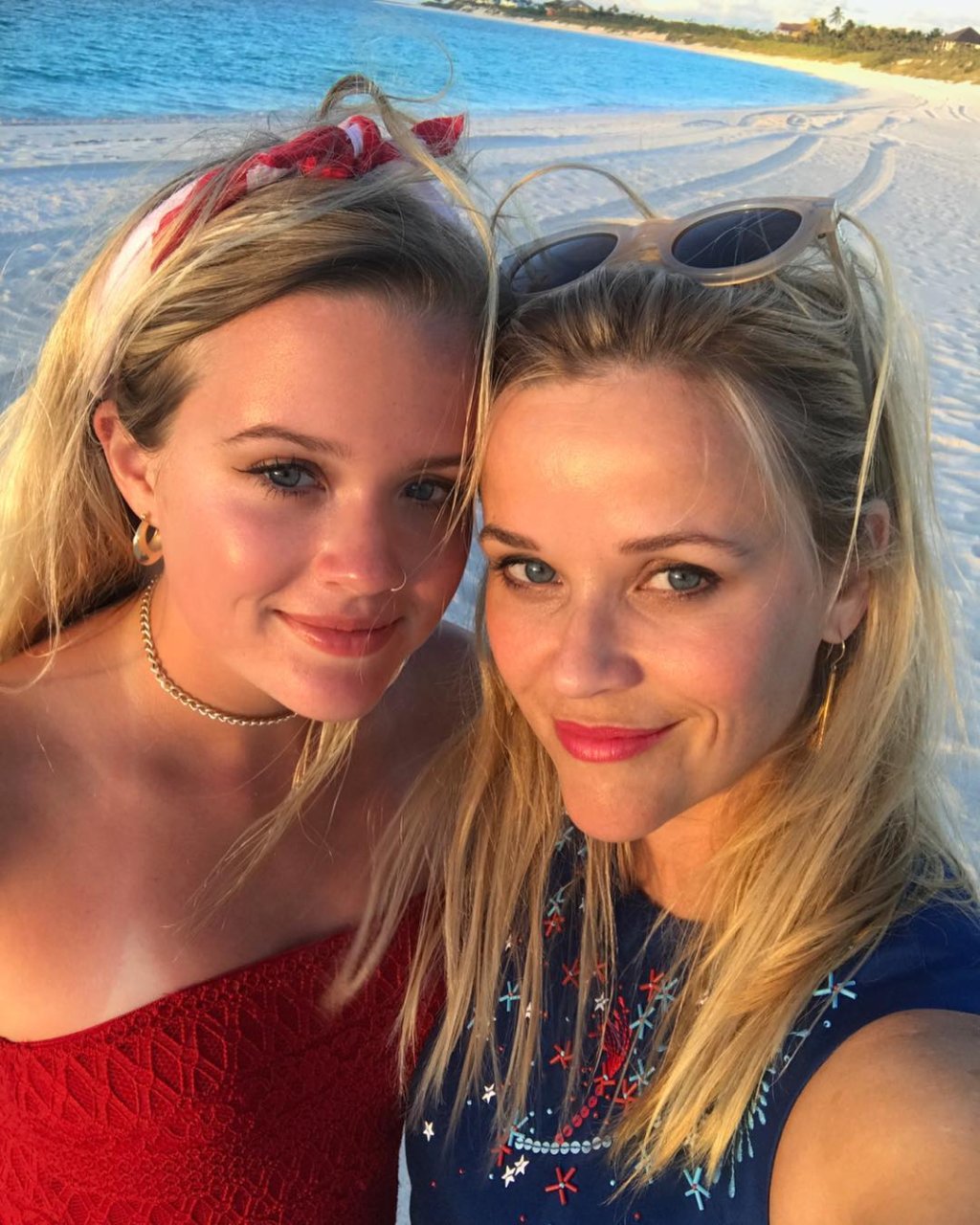 reese-witherspoon-filha-witherspoon-praia