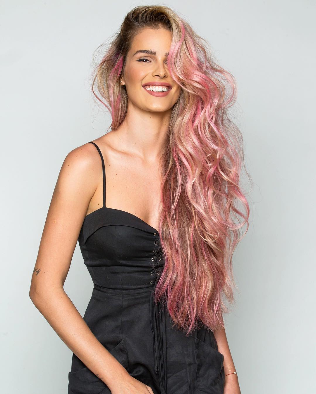 yasmin-brunet-pintou-cabelo-de-rosa