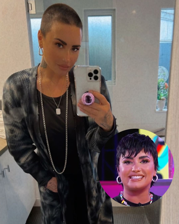 Demi Lovato de cabelo raspado em frente ao espelho