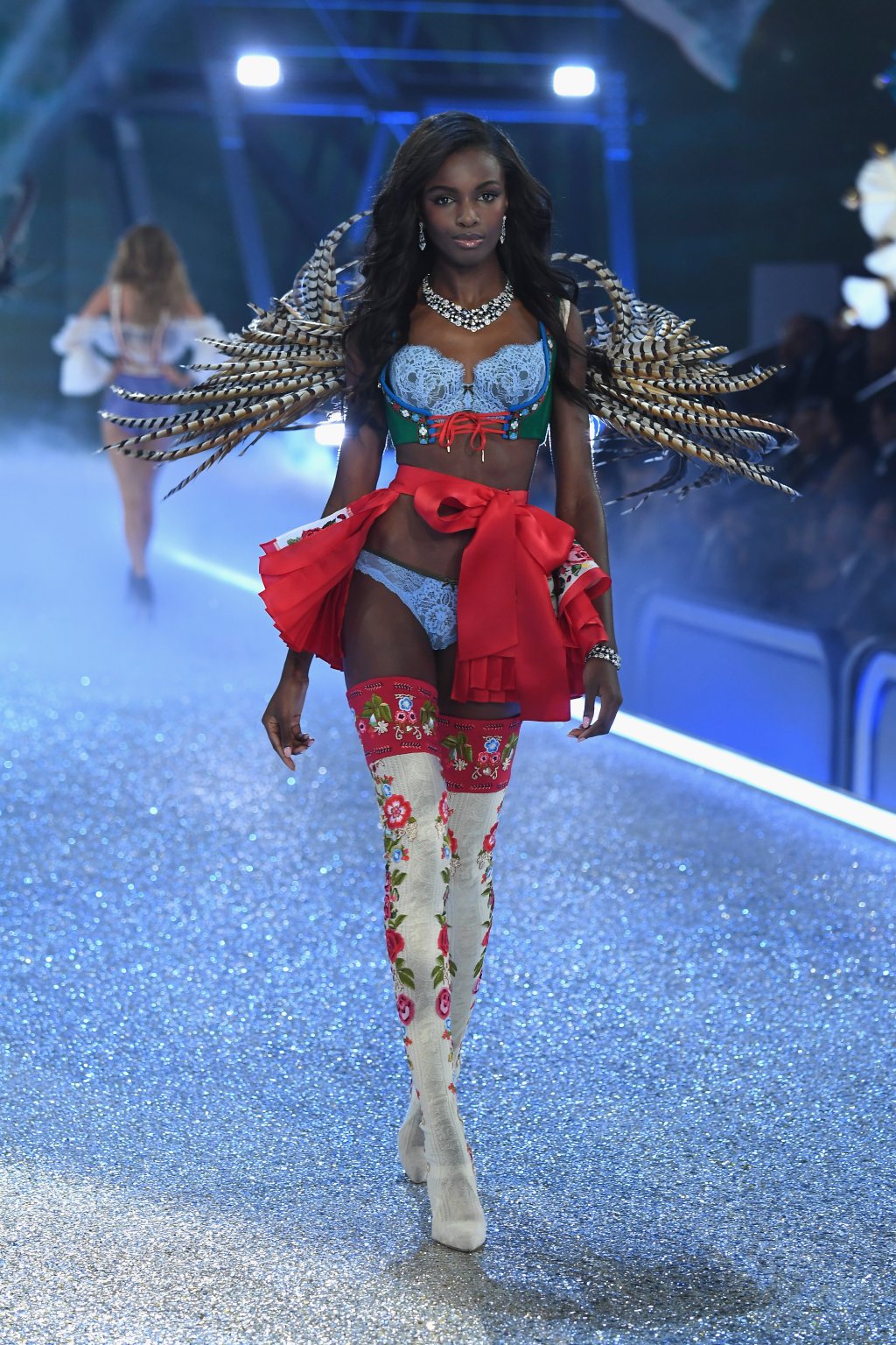 leomie-anderson-vsfs-modelo-cortada-de-desfile