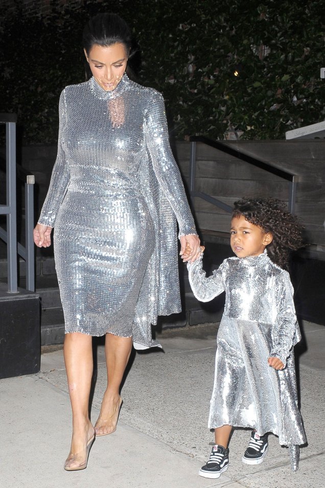Kim Kardashian tem quatro filhos (North, Saint, Chicago e um baby que nasceu recentemente), mas a gente sabe que quem está seguindo os passos da mãe na moda é North West. Essa foto das duas combinando um vestido ~nada básico~ é puro amor!