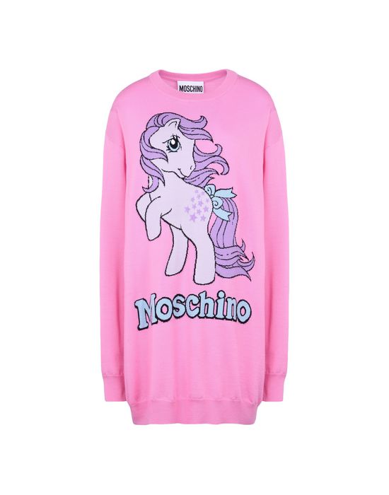 O vestido de moletom rosinha custa U$652 (R$1981). O vestido de moletom rosinha custa U$652 (R$1981).