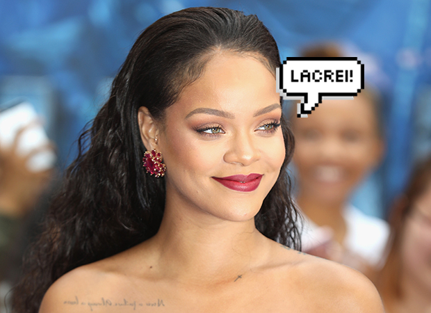Rihanna olhando para o lado sorrindo sem mostrar os dentes e com balãozinho escrito "Lacrei" na montagem