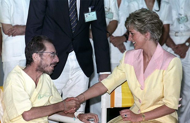 Por que Diana, a Princesa (feminista) de Gales, entrou para a história Lady Di dando a mão para um soropositivo