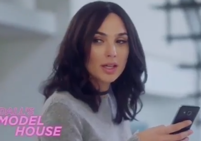 Gal Gadot zoa Kendall Jenner e beija mulher em programa americano