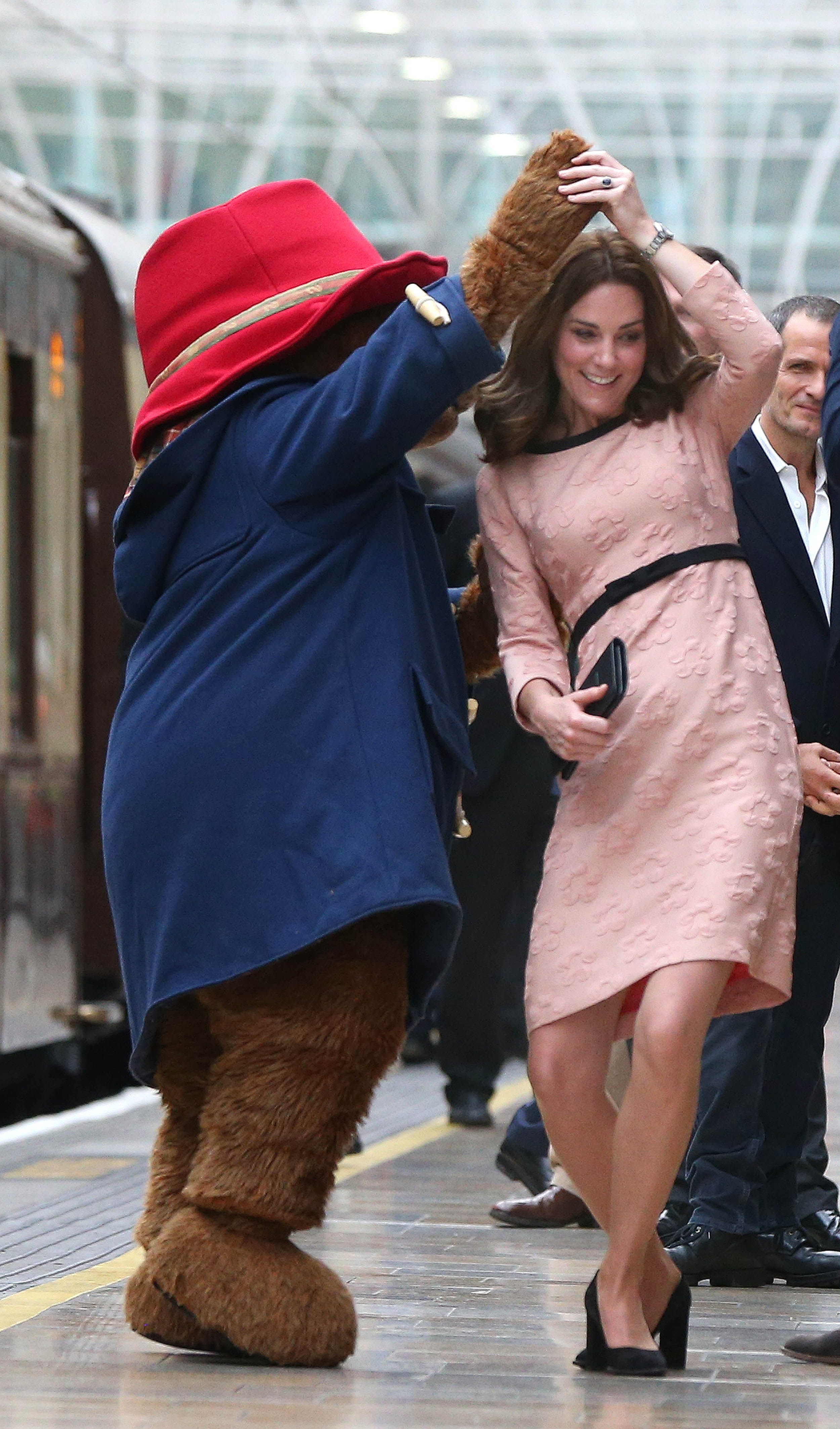 Grávida, Kate Middleton dança com urso Paddington