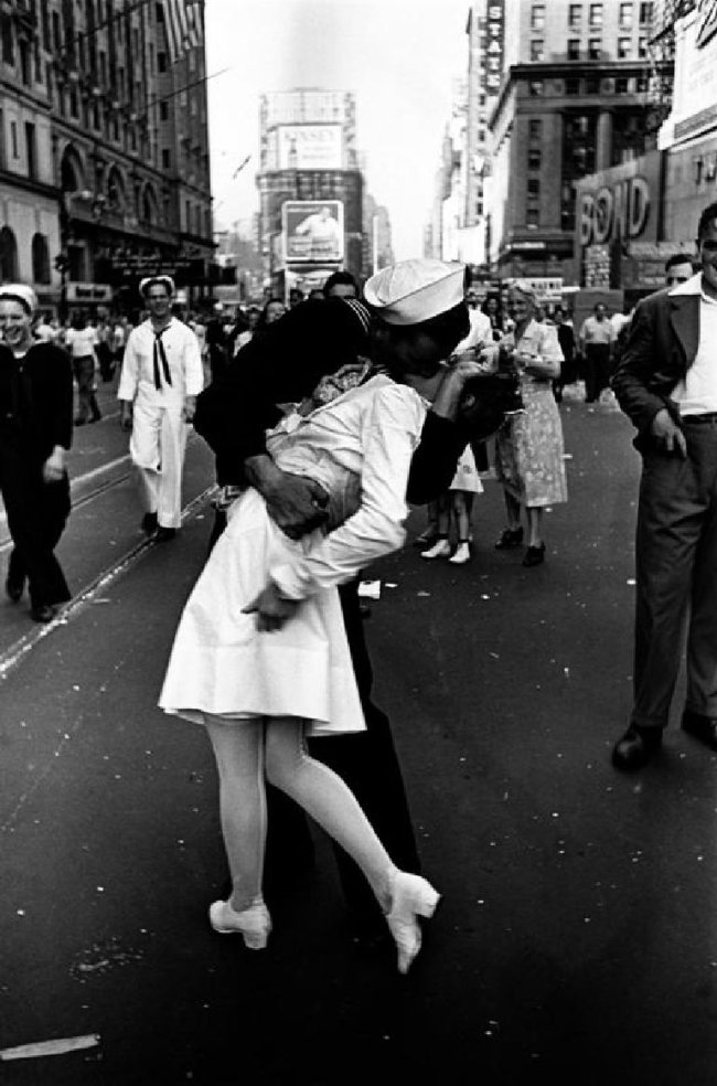 A verdade sombria sobre o icônico beijo na Times Square, em 1945