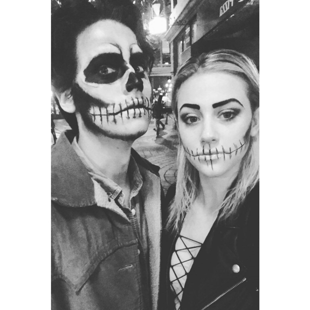 lili-reinhart-cole-sprouse-usam-fantasias-combinando-no-halloween