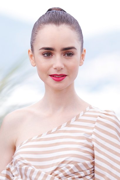 Lily Collins já revelou que, na adolescência, <a href="https://capricho.abril.com.br/beleza/lily-collins-fala-sobre-sobrancelhas-ser-diferente-e-lindo/">tinha muita insegurança em relação aos fiozinhos</a>. Ainda bem que hoje ela não se sente mais assim!