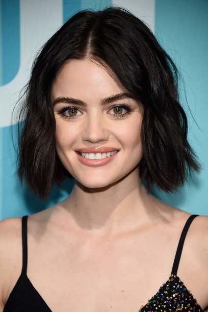 A marca registrada da Lucy Hale são as sobrancelhas grossas, mas acredita que ela disse que <a href="https://capricho.abril.com.br/beleza/a-atriz-lucy-hale-revelou-seu-maior-arrependimento-de-beleza/">exagerava na pinça quando era mais nova</a>?