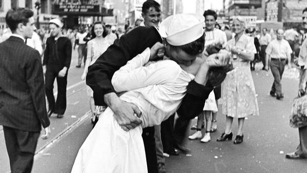 A verdade por trás do icônico beijo na Times Square, em 1945