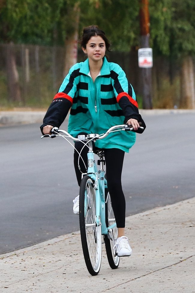 Selena Gomez usando jaqueta do the weeknd