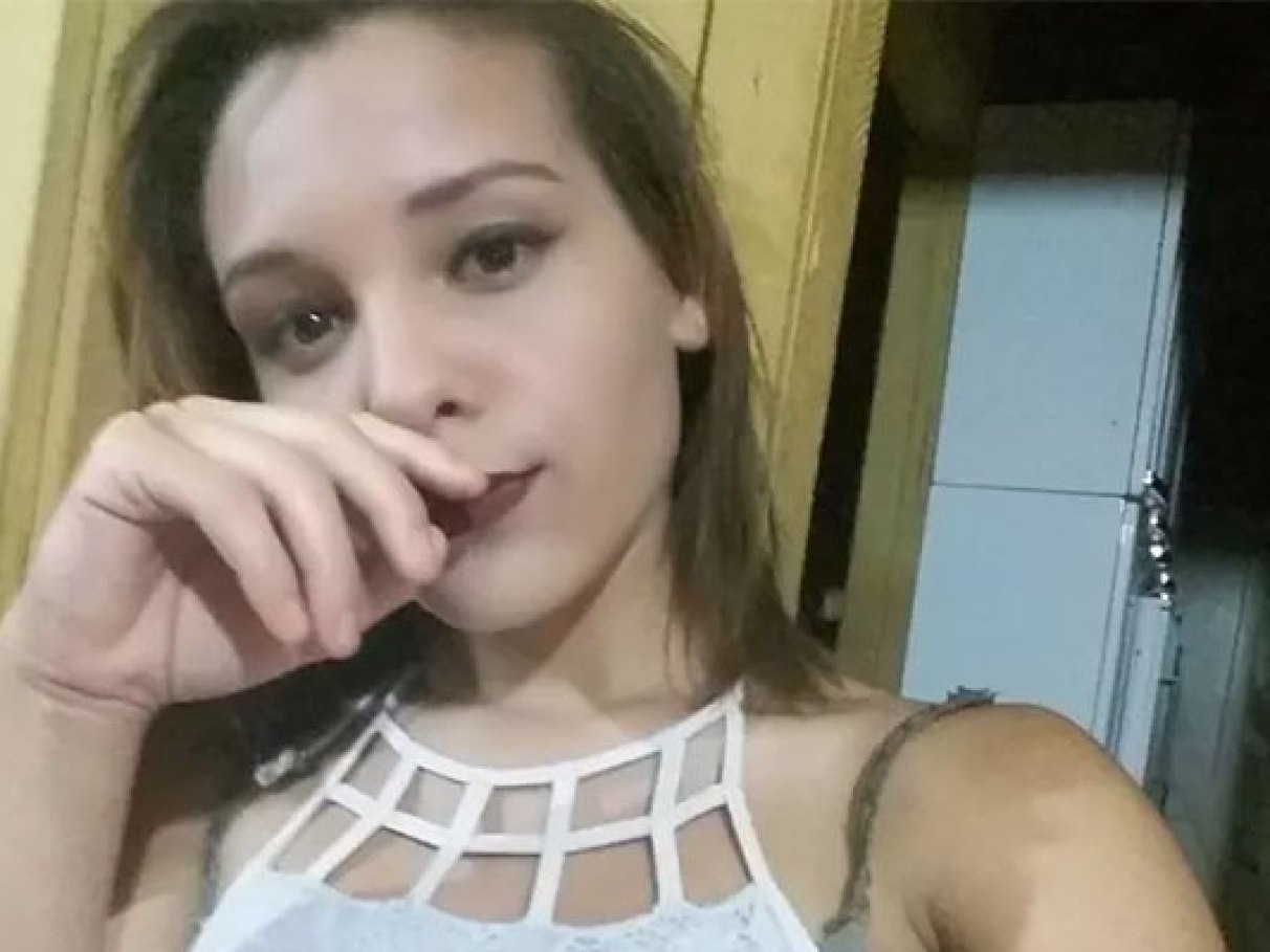 Garota de 15 anos se mata com medo de vazament... | Capricho