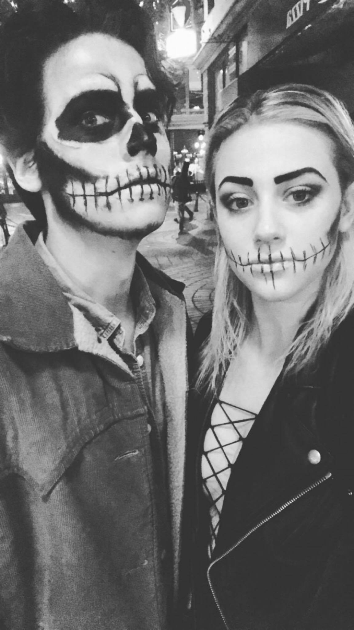 Lili Reinhart-Cole-Sprouse-usam-fantasias-combinando-no-Halloween