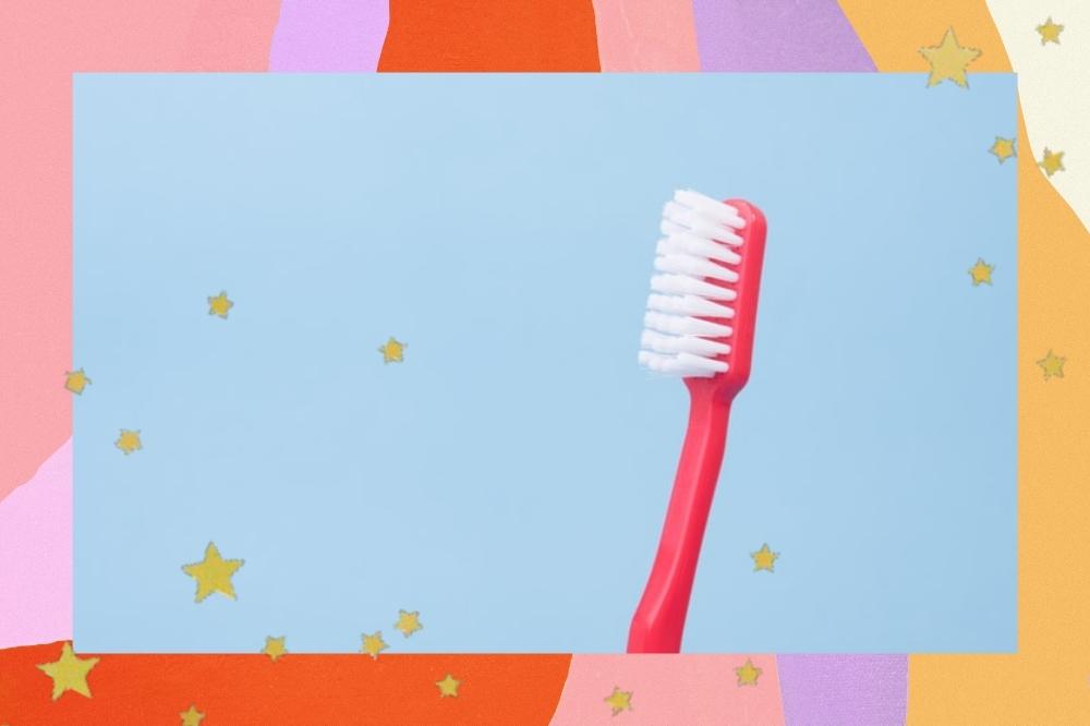 Montagem com o fundo colorido, detalhe de estrelinhas douradas na borda e foto de uma escova de dentes laranja.