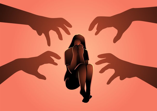 Ilustração de uma mulher sentada e assustada com as várias mãos de homens tentando pegá-la