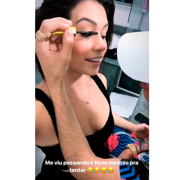 flavia pavanelli kevinho aplicando mascara cilios