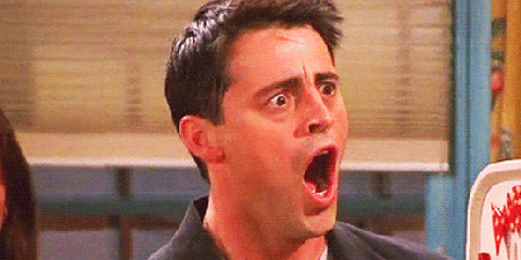Joey do seriado Friends com a boca aberta com expressão de surpresa.