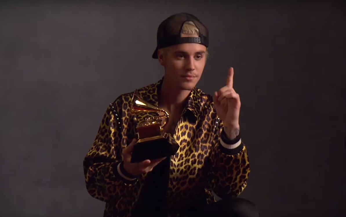 O Grammy Latino de Justin Bieber caiu em mãos erradas Capricho